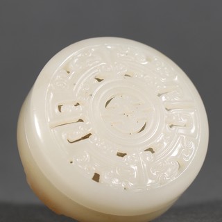 |旧藏 和田玉镂空雕寿纹盖盒。