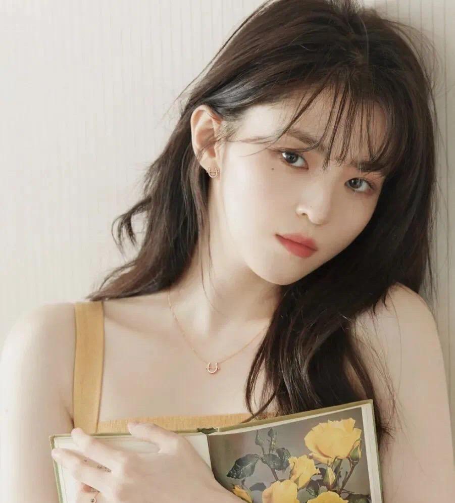 金晨|被嘲万年歪脸却成顶级大美人？颜值气质着实有料，不对称也有魅力