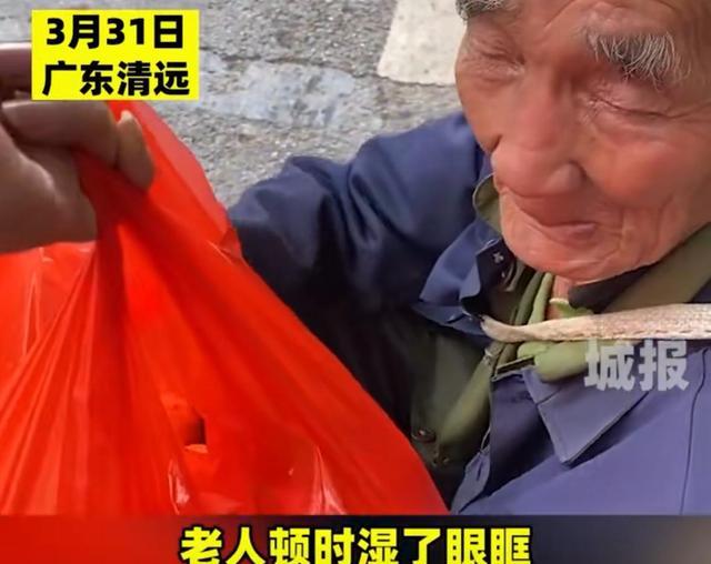 陈亮聊生活 广东清远：7旬老人想搭车，掏完口袋又无奈下车，“看着太心酸”
