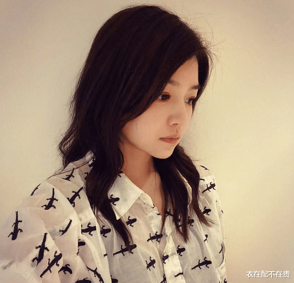 陈妍希|陈妍希携老公走机场，瘦下来后仍像个小姑娘，扮下装失踪太显腿长