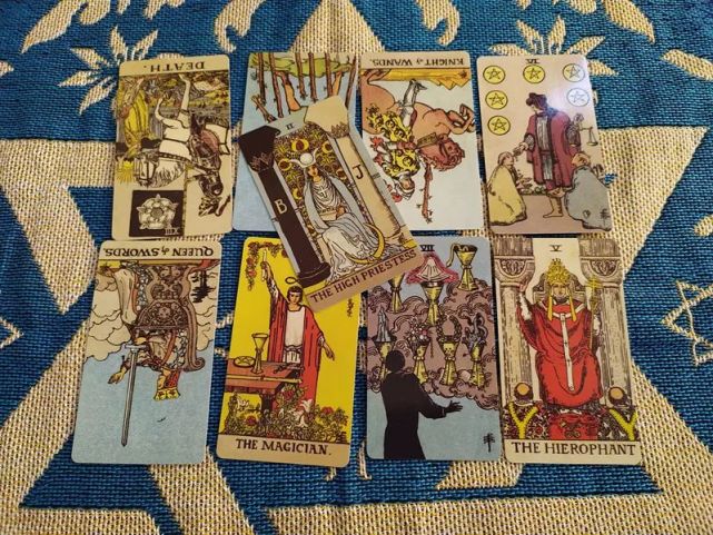 方玉思辰说塔罗|塔罗：想着你爱的人，感应他的内心，他有什么想要对你说的话？