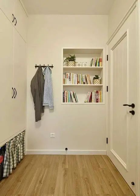 家里装修,越来越兴在墙上留几个洞,师傅说好看又实用,晒晒