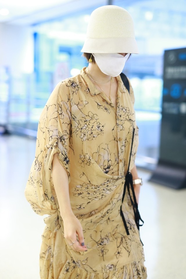 Lady变美日记|马伊琍出门像是在度假，渔夫帽+碎花裙穿搭组合太时髦，随性也美