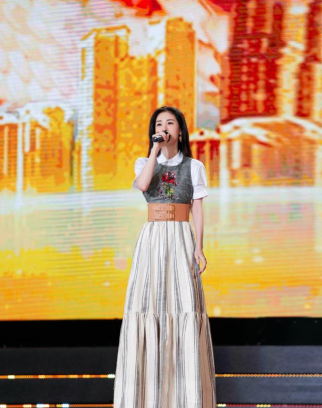 张碧晨|张碧晨踩“毒汁靴”秀腿，看清效果后，难怪华晨宇独宠她