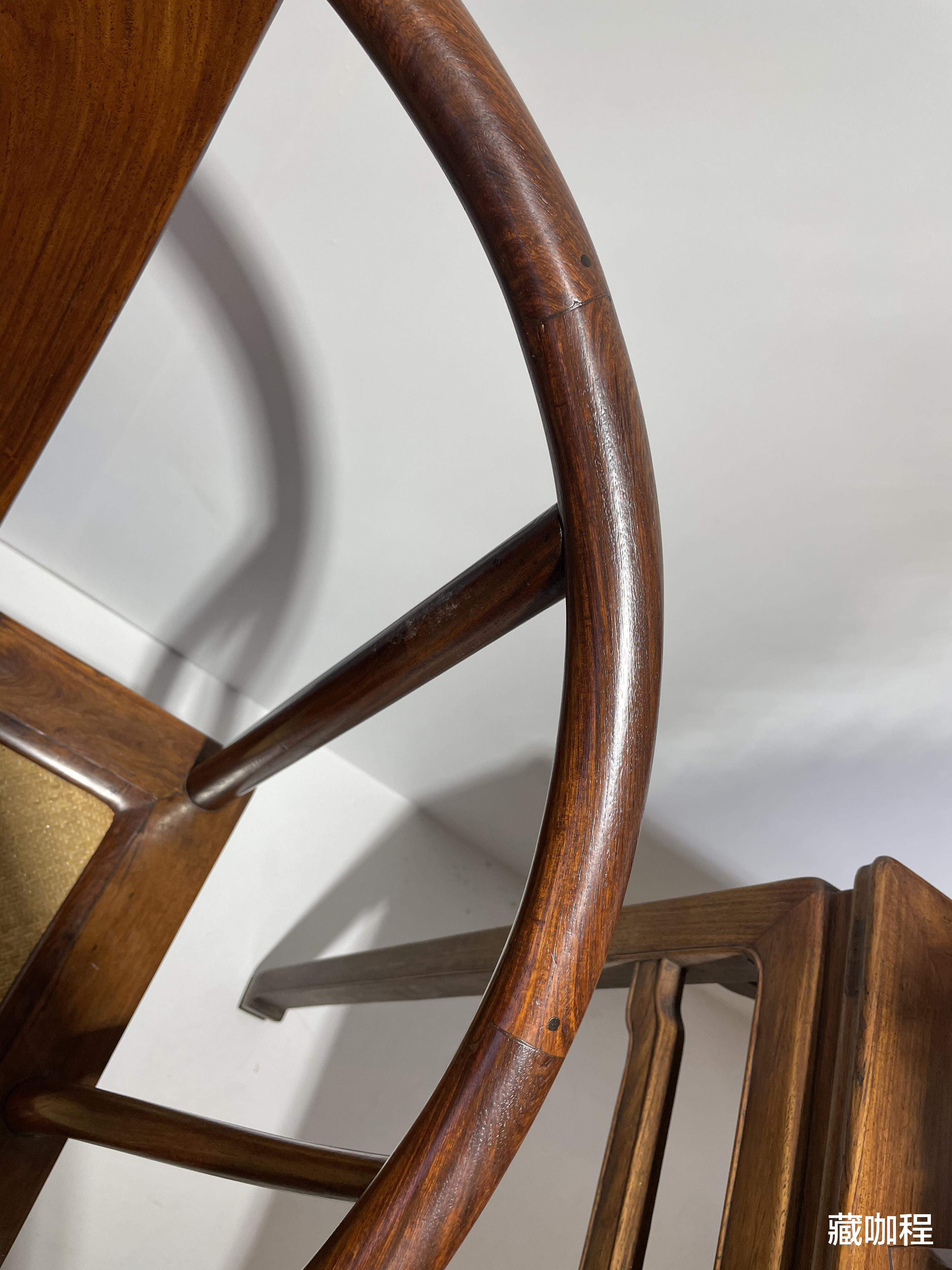 |靠背光素、券口雕花，简繁配搭黄花梨圈椅成对