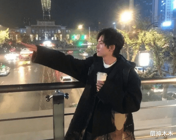 张哲瀚|张哲瀚事件升级！被扒出曾在神社摆出比耶手势，团队连夜疯狂删帖