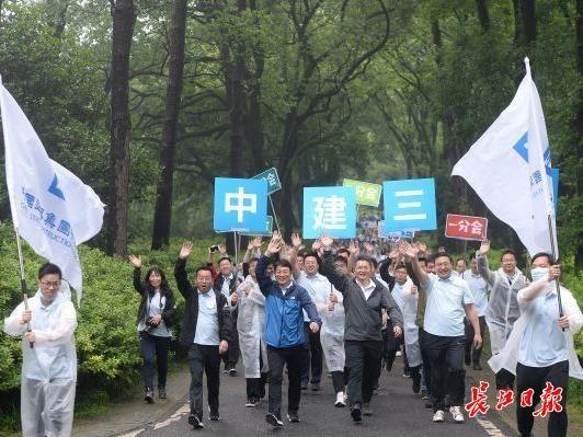 长江日报 （行摄武汉）爱运动，职工春季健步走