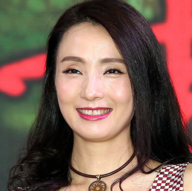 短发|陶虹晒照大改往日造型，齐耳短发显活力，减龄不止5岁状态好