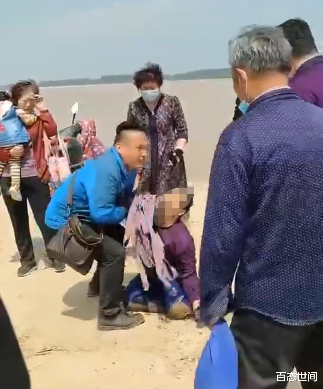 百态世间 济南女子不慎坠入黄河,热心群众合力营救,女子先后4次下跪感谢