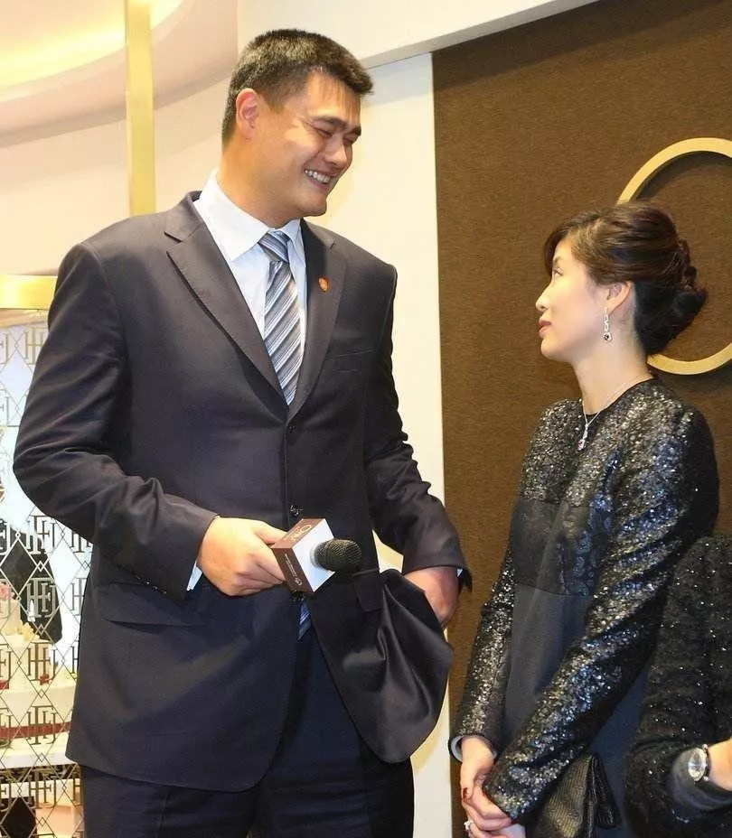 姚明|姚明近照,身材严重发福,他38岁的妻子,宛如少女显得韵味十足