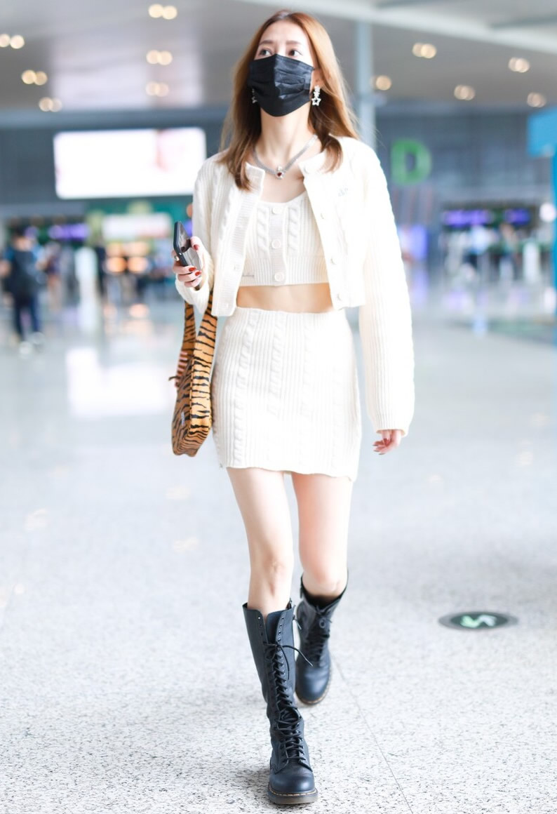 红珊瑚me|秋天穿条针织半身裙不错，优雅时尚很有型，乔欣弦子都有好看示范