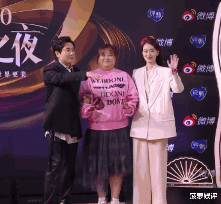 张小斐|微博之夜张小斐出场，全程戴着红绳，第一次当大明星太可爱了