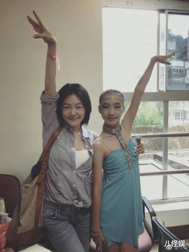 小S|小S大女儿晒三年前后一字马对比照，动作愈发笔直完美，气质大变