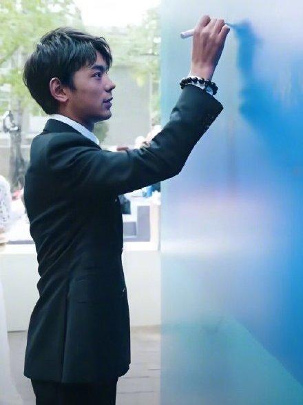 小宅木头 “丁真不怯场”被列入热搜榜第一名，气质舒展丝毫不怯场