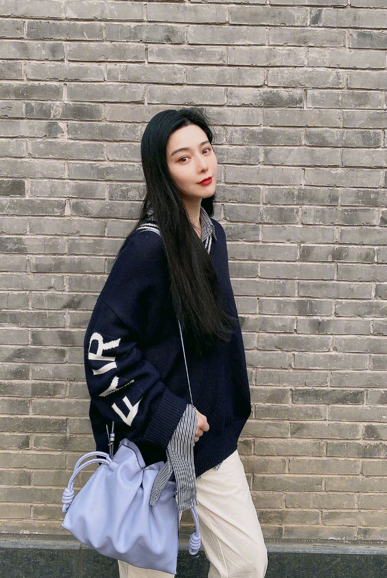 范冰冰|范冰冰换新发色似精灵，女团风十足，评论区却在讨论范丞丞吻戏