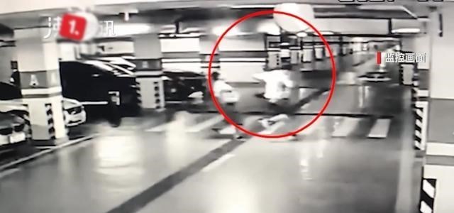 交易 沈阳一大妈遛狗不拴绳，持停车牌假打劝阻者：敢还手我就讹你