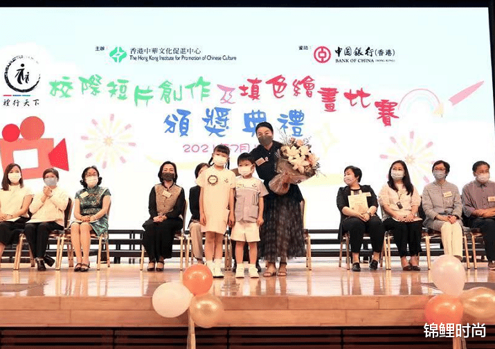 锦鲤时尚|郭晶晶当裁判挺有气场的,当妈以后更稳重了,低马尾隐藏豪门气度