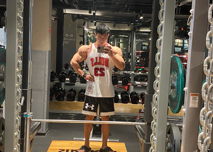 健身圈一哥|撸铁磨破手掌是常事,咬牙也要坚持,健体冠军的麒麟臂堪比大腿!