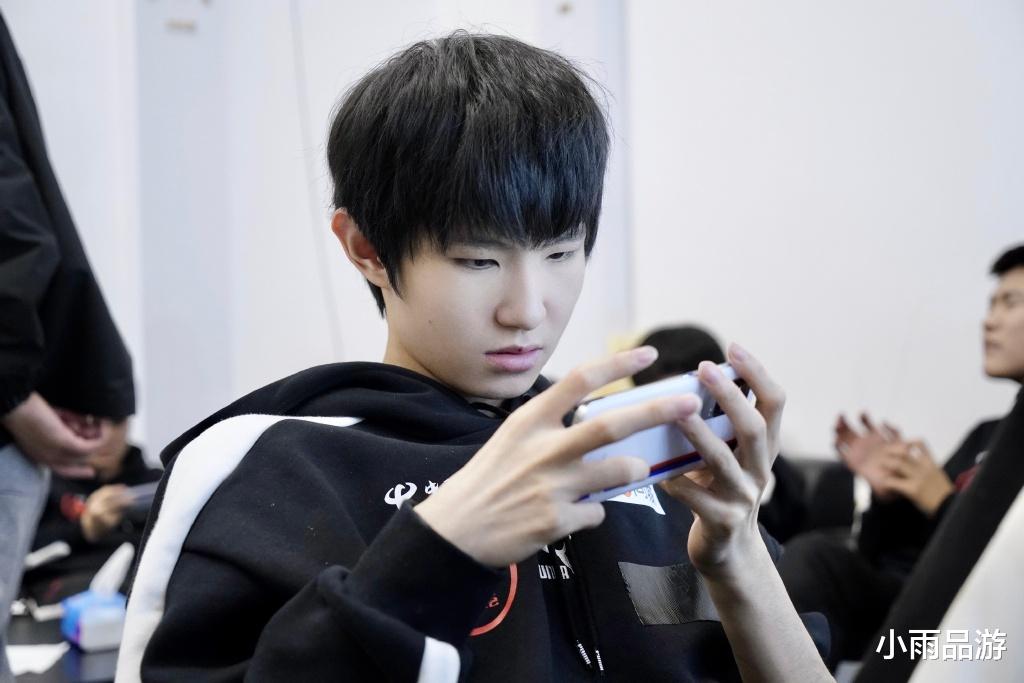 ag战队|AG直播起内讧?一诺嫌弃啊泽直播太吵,房管顶撞菲姐