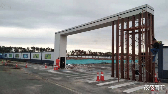 河北 为什么几乎每个建筑工地门口都放几块钢板？内行人：作用大着呢