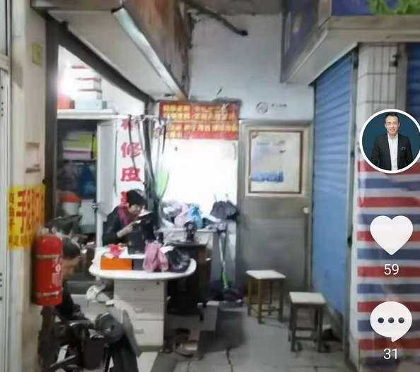 邱启明|邱启明出狱后风光不再，去菜市场花十块钱缝衣服，二婚娶小10岁妻