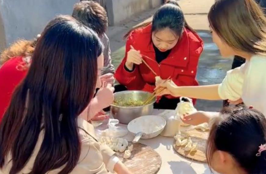姚策|田静晒包饺子画面后,姚策堂嫂抓紧模仿,评论区怒怼网友脑子进水