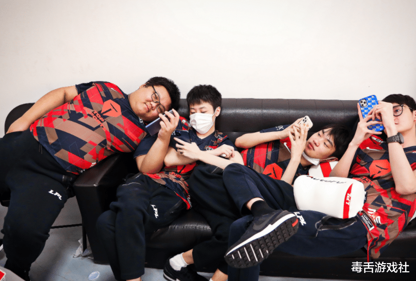 tes战队|“想当左手和阿水的爸爸”TES粉丝互动发言引众怒，左手表情亮了