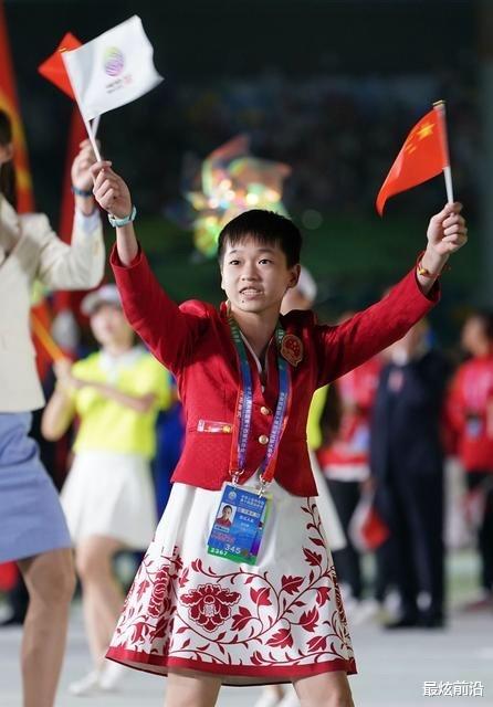 最炫前沿|全红婵罕见裙装出场，小女孩气息瞬间扑面而来，妥妥的甜妹一枚
