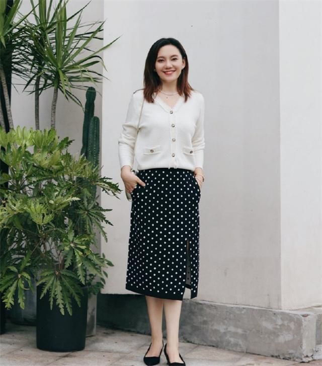 宝贝你别闹 今年秋天选择穿裙子,这四款半身裙怎么少得了,款款百搭又提气质