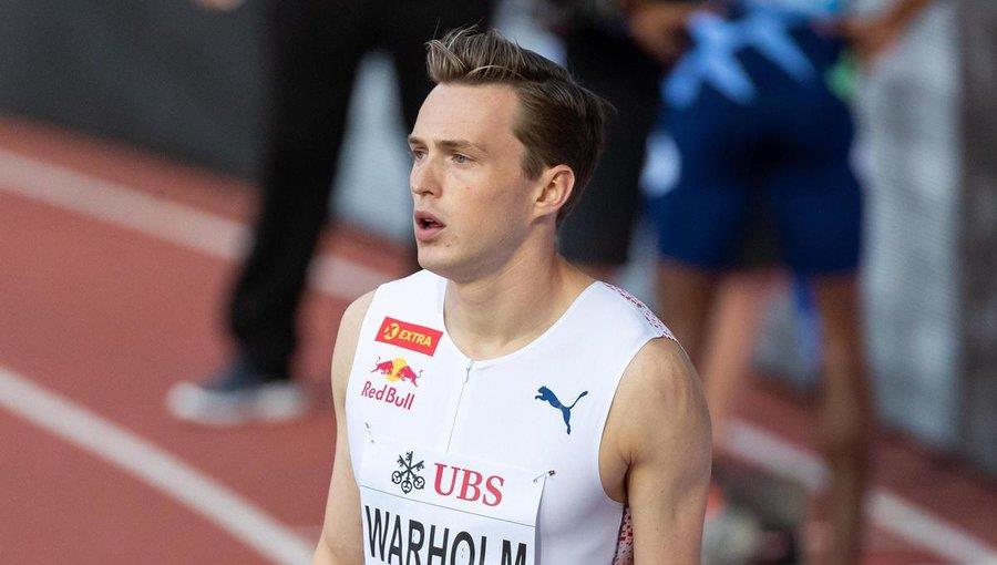 长脖子爸比说|赛季5次比赛全胜，45秒94狂破世界纪录，他是博尔特之后田径第1人