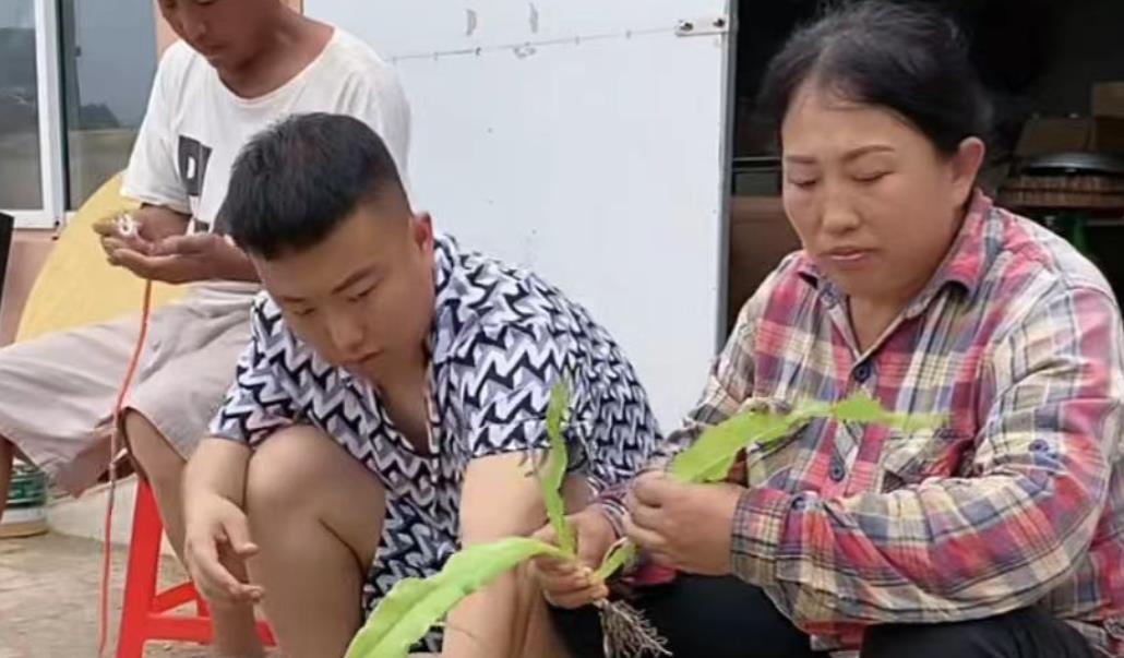 琳妹儿说|胡闹直播出现“穿帮镜头”，与师傅张二嫂炒作被坐实，粉丝：尴尬