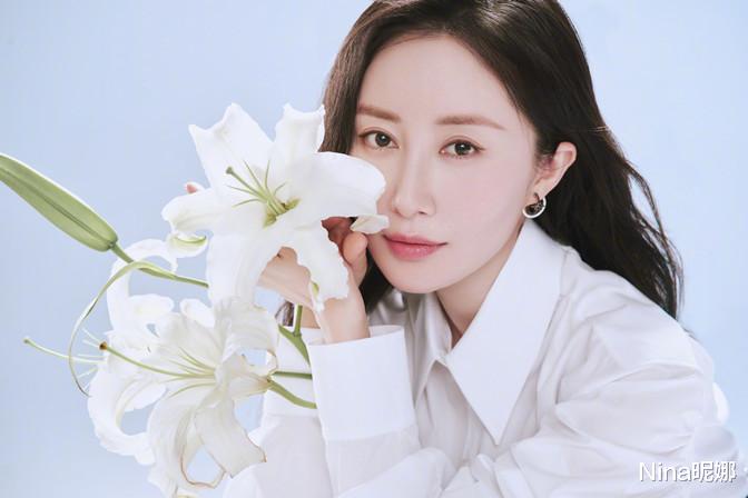 Nina昵娜|舒畅罕见在家秀手艺，穿卡通T恤做蛋挞大脑门抢镜，称5块钱3个真血亏