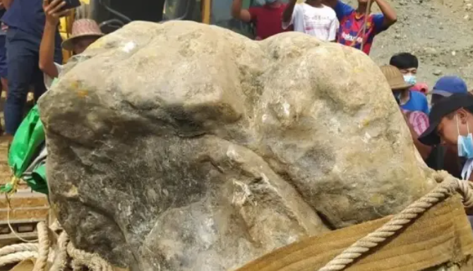 翡翠|缅甸又发现了一块超级翡翠原石,你猜猜有多大?