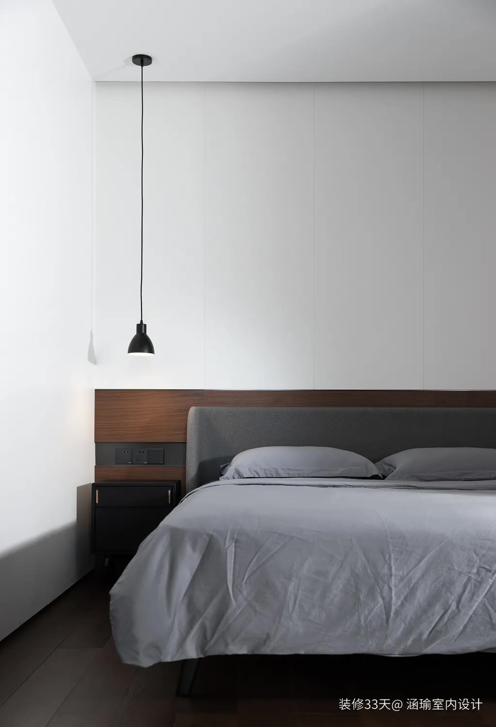 |装修设计：82平现代深色高级质感一人居