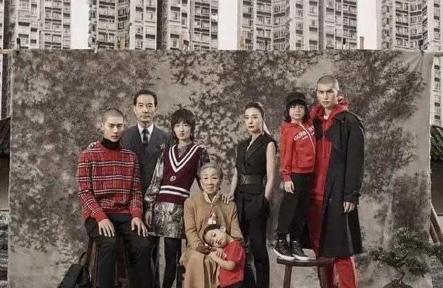 清浅微笑的我|以为是翻车艺人大合影呢，原来是英国某奢侈品牌发布的海报