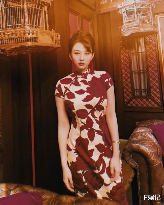 沈月|越来越像了！邱淑贞亲自为女儿拍摄写真 沈月穿旗袍的样子像足妈妈