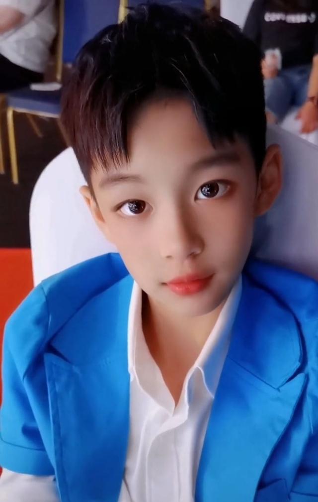 时尚风行派|曹颖儿子真争气!首做主持工作十几个小时不嫌累,穿西装有央视范