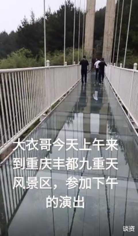 朱之文|大衣哥现身商演，大肚腩高凸发福明显，步伐笨重行动迟缓