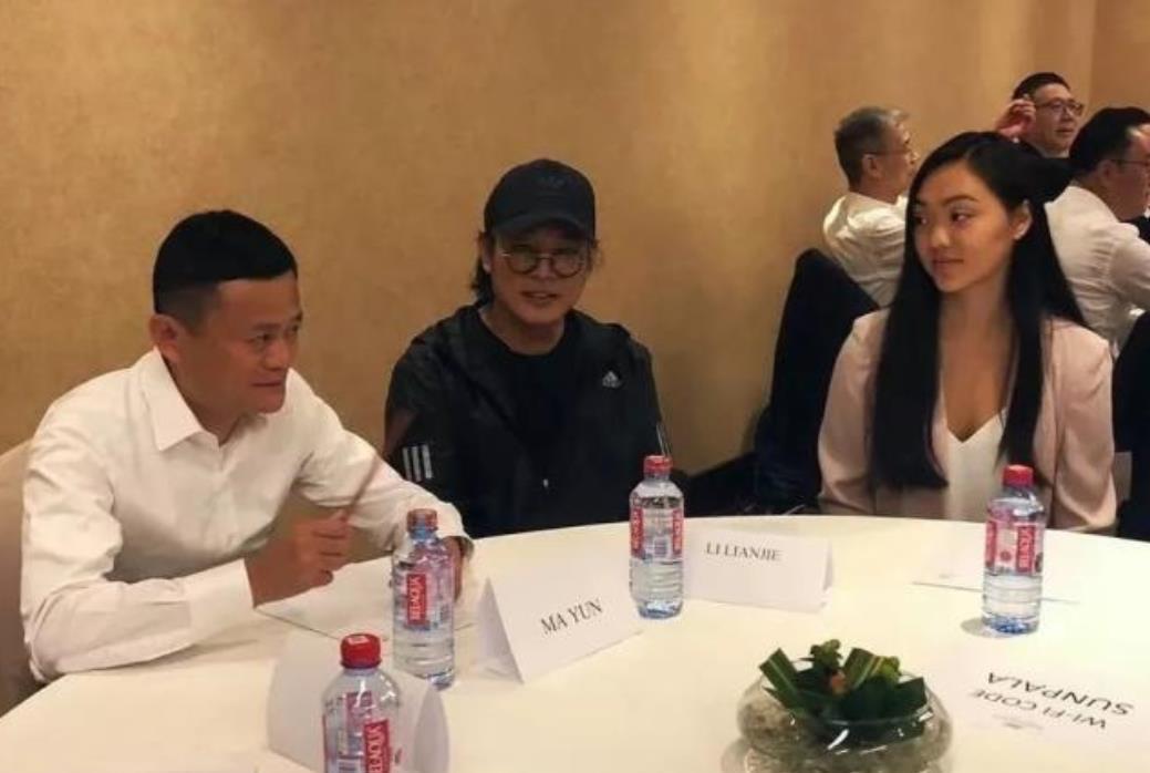 李连杰|李连杰生日或抑郁症女儿庆祝，爱女双眼无神！58岁李病情反复变虚胖