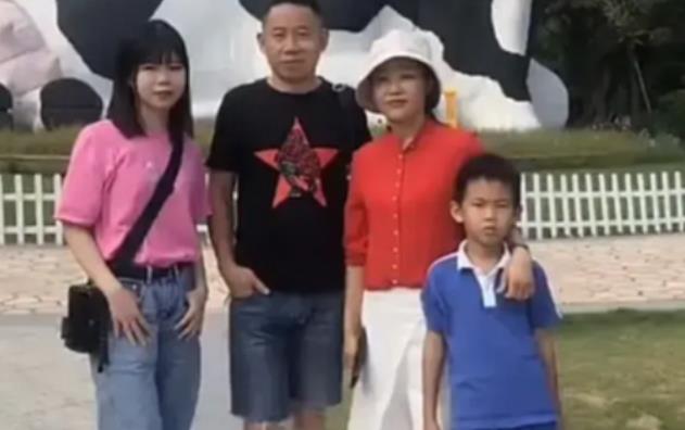 姐姐|孙卓亲姐姐机场照曝光，一头红发庆祝孙卓回家，姐姐书生气太明显