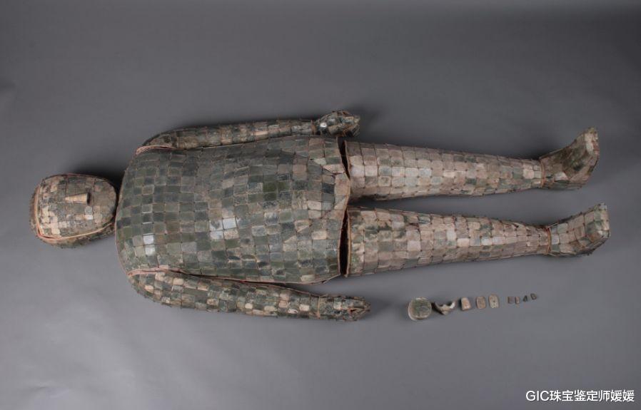 |这件衣服可不一般，耗时十年由金丝名玉制成，是罕见的国之瑰宝！