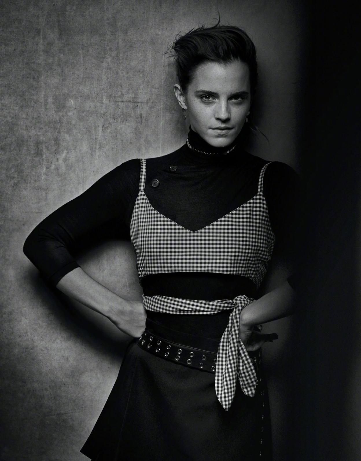 |艾玛久违走红毯，露背婚纱造型美翻了，妆容素淡也能轻松slay全场