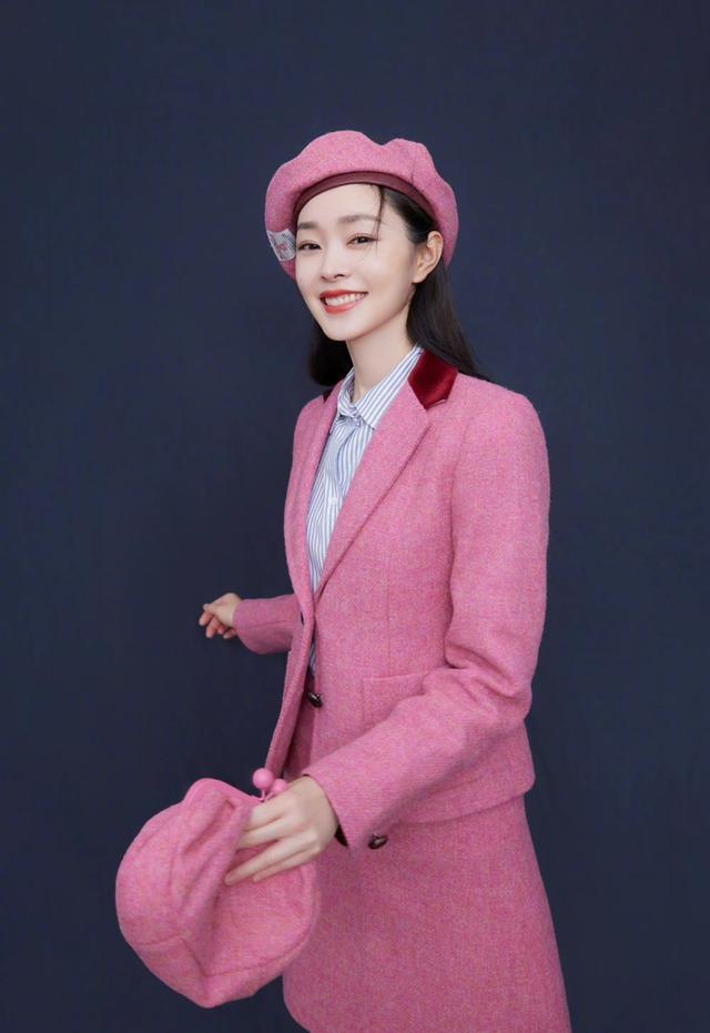 旗袍公馆 被宋轶的“空姐”造型惊艳了，粉色职业装减龄又知性，郭麒麟快来