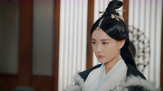 李一桐|李一桐因不满网友说她万年不红而用手怒指镜头挑衅观众,彻底凉了