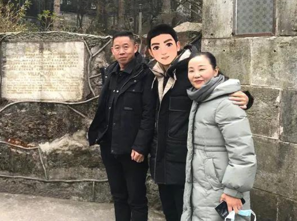 |孙卓“桃花运”来了？多名女同学送零食，还说到深圳别忘了我们