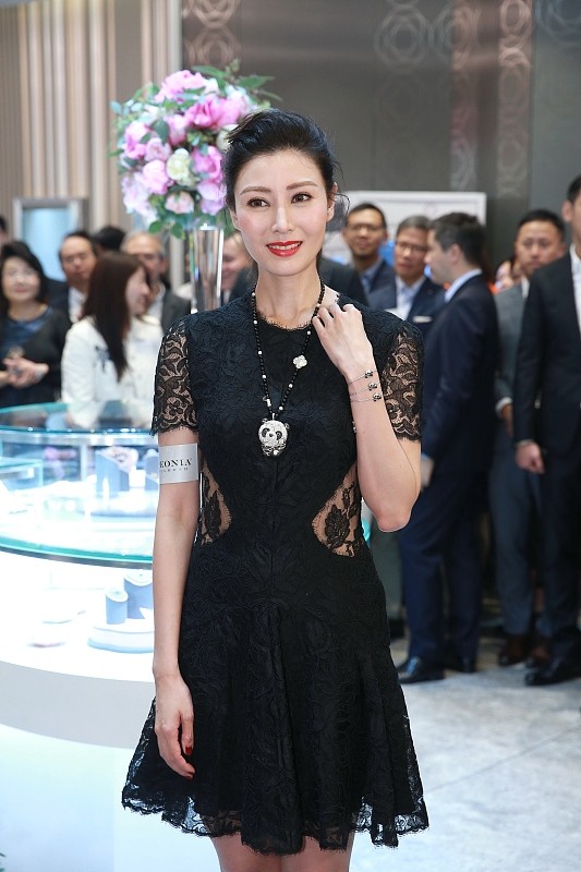 李嘉欣|李嘉欣的穿搭方式太显瘦了，带洞的设计更修身，看着不像50多岁