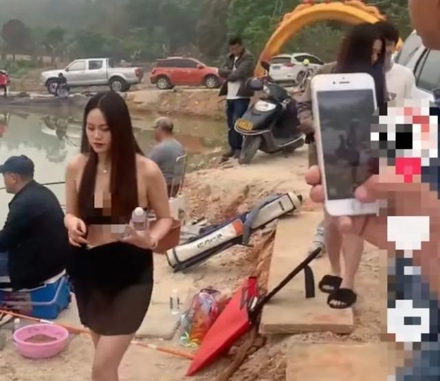 |穿比基尼服务钓鱼人，请黑丝美女卖渔具，网友：商家是真懂男人啊