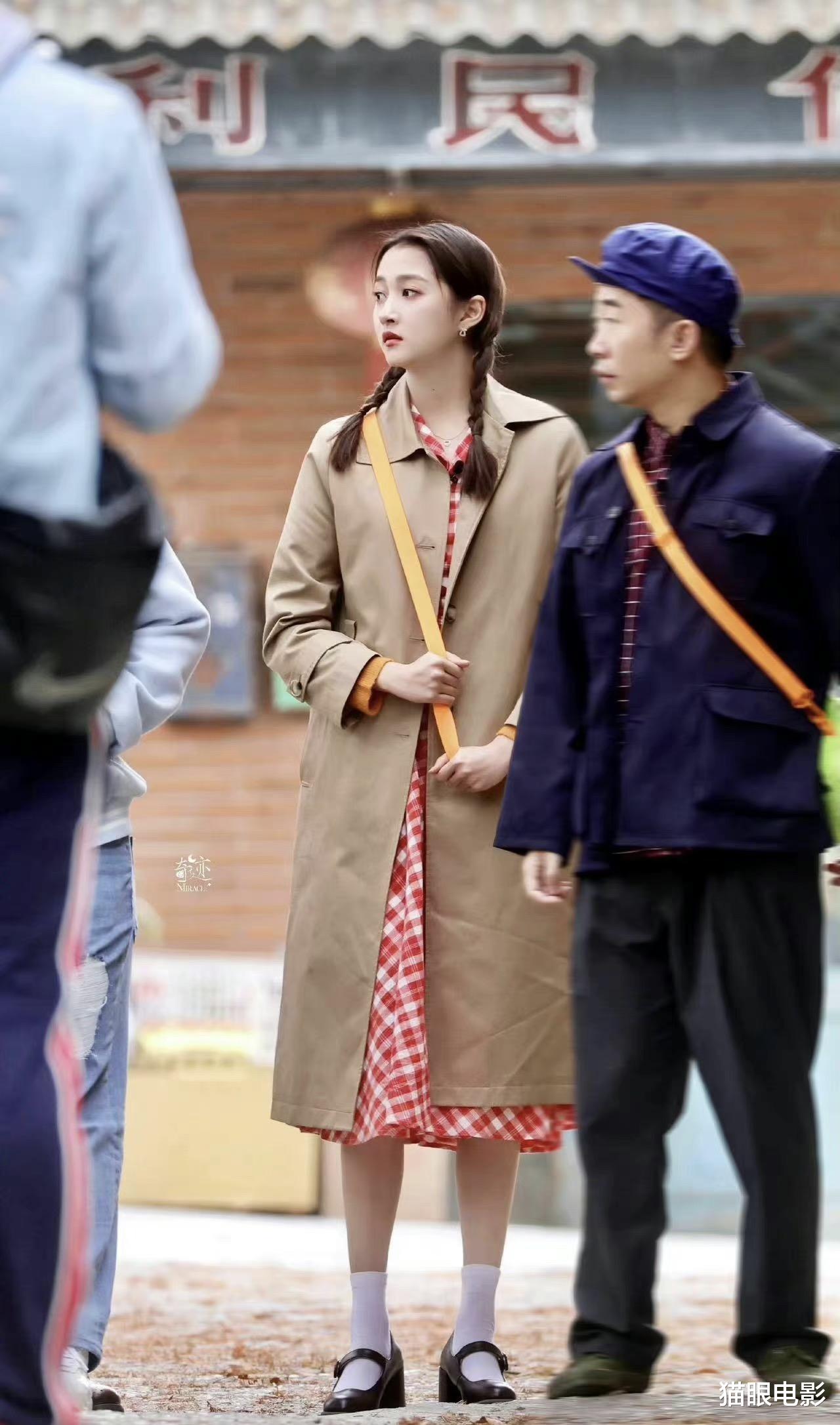 关晓彤|关晓彤穿张小斐同款裙子，梦回你好李焕英，网友：神还原了