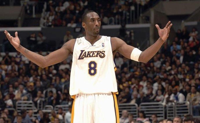 科比·布莱恩特|科比当年拿81分后主动下场，称保护张伯伦的100分记录，是真的吗