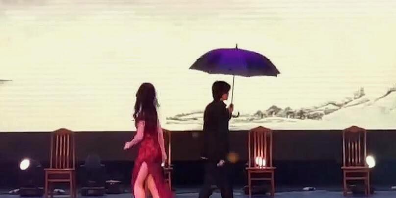 文风雨 惊艳！湖南一高校女生穿旗袍走秀美翻全场，现场气氛瞬间燃爆